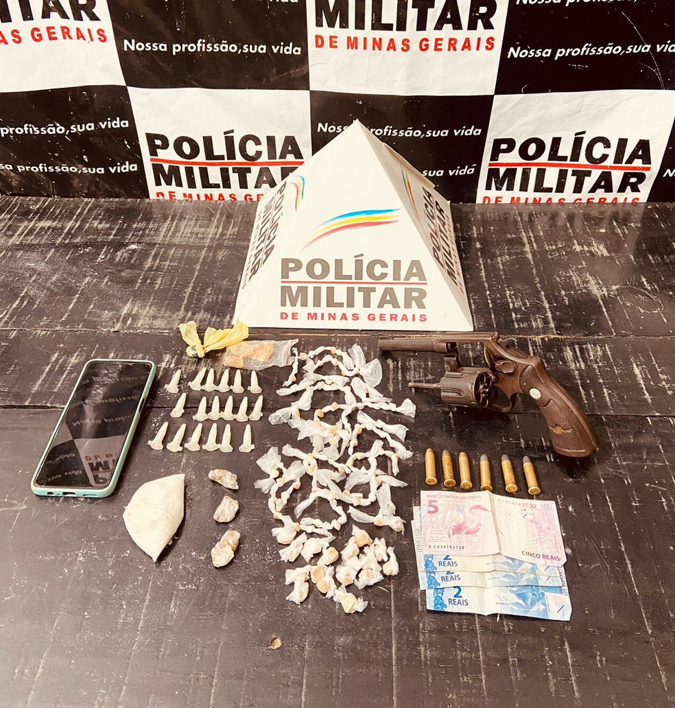PM apreendeu drogas, arma e munições — Foto: Polícia Militar/Divulgação