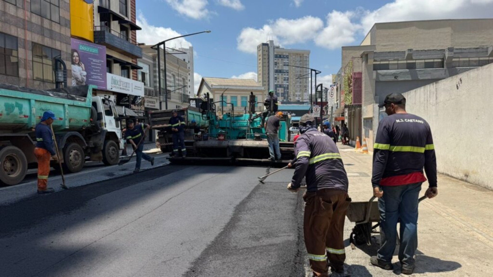Prefeitura de Poços retoma obras de pavimentação no centro
