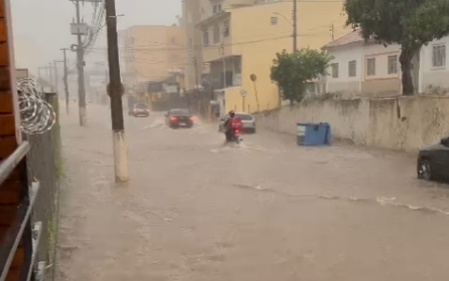 
Chuva forte causa alagamentos em avenidas e cancela show em parque de exposições no Sul de MG