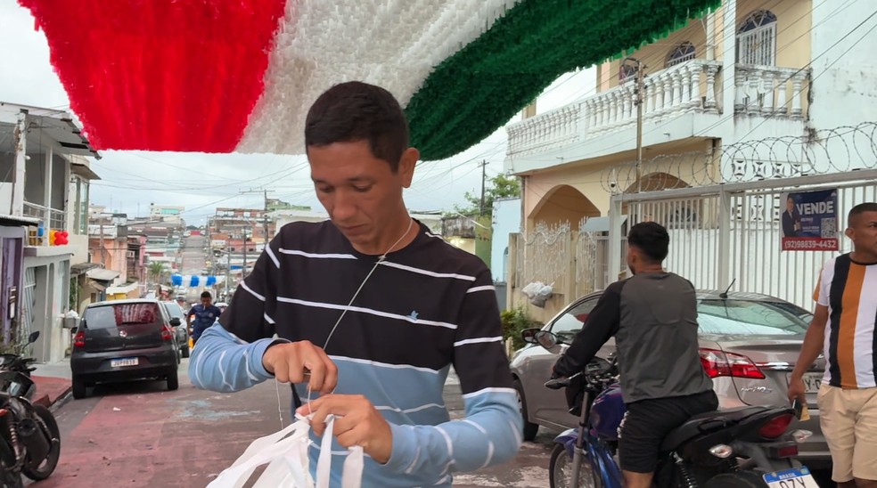 Pintor Christian Araújo, que vive na rua, contou que o esforço é coletivo e contínuo para ornamentar a Rua 3 em Manaus. — Foto: Francisco Bento/Rede Amazônica