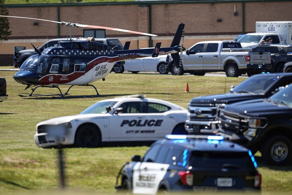 Carros da polícia e helicóptero de resgate ao lado de escola alvo de ataque nos Estados Unidos, em 4 de setembro de 2024 — Foto: AP Photo/Mike Stewart