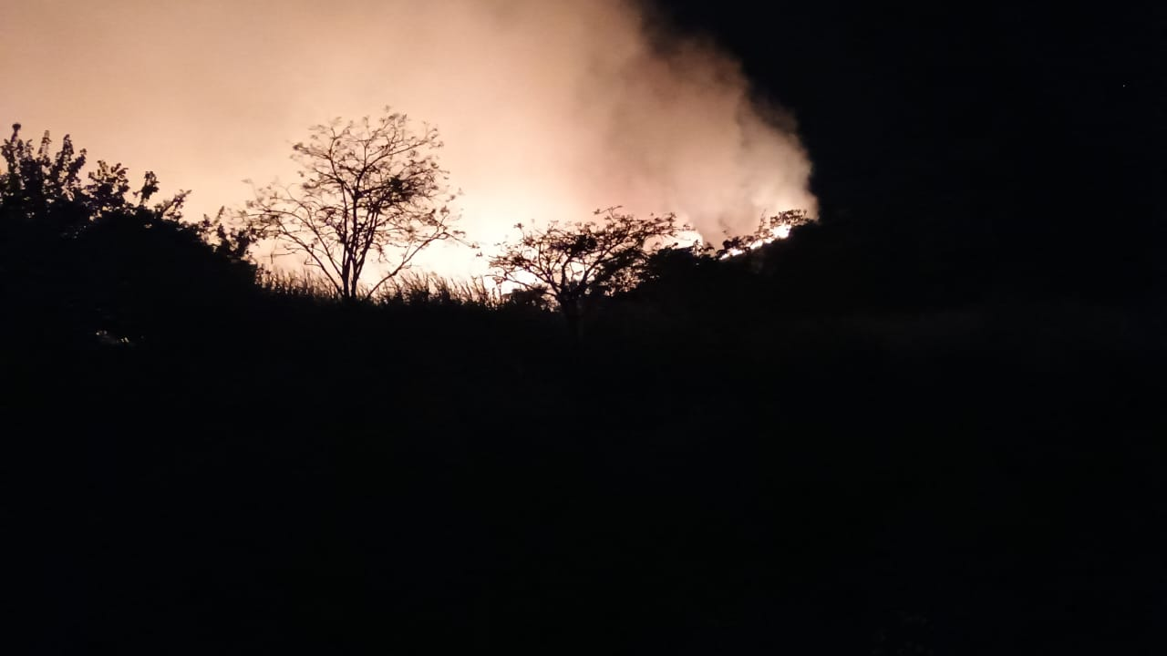 Incêndio de grandes proporções atinge área de mata em Vassouras