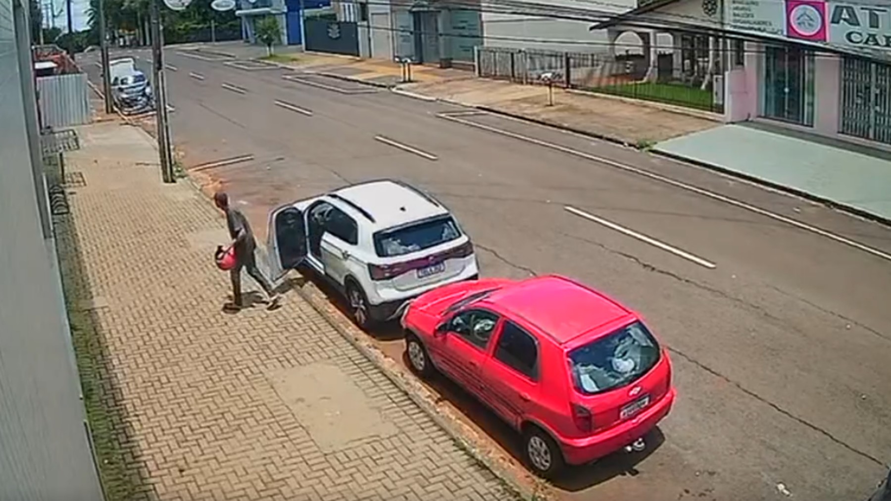 Homem tenta roubar carro automático, não consegue dirigir e foge a pé, em Cascavel