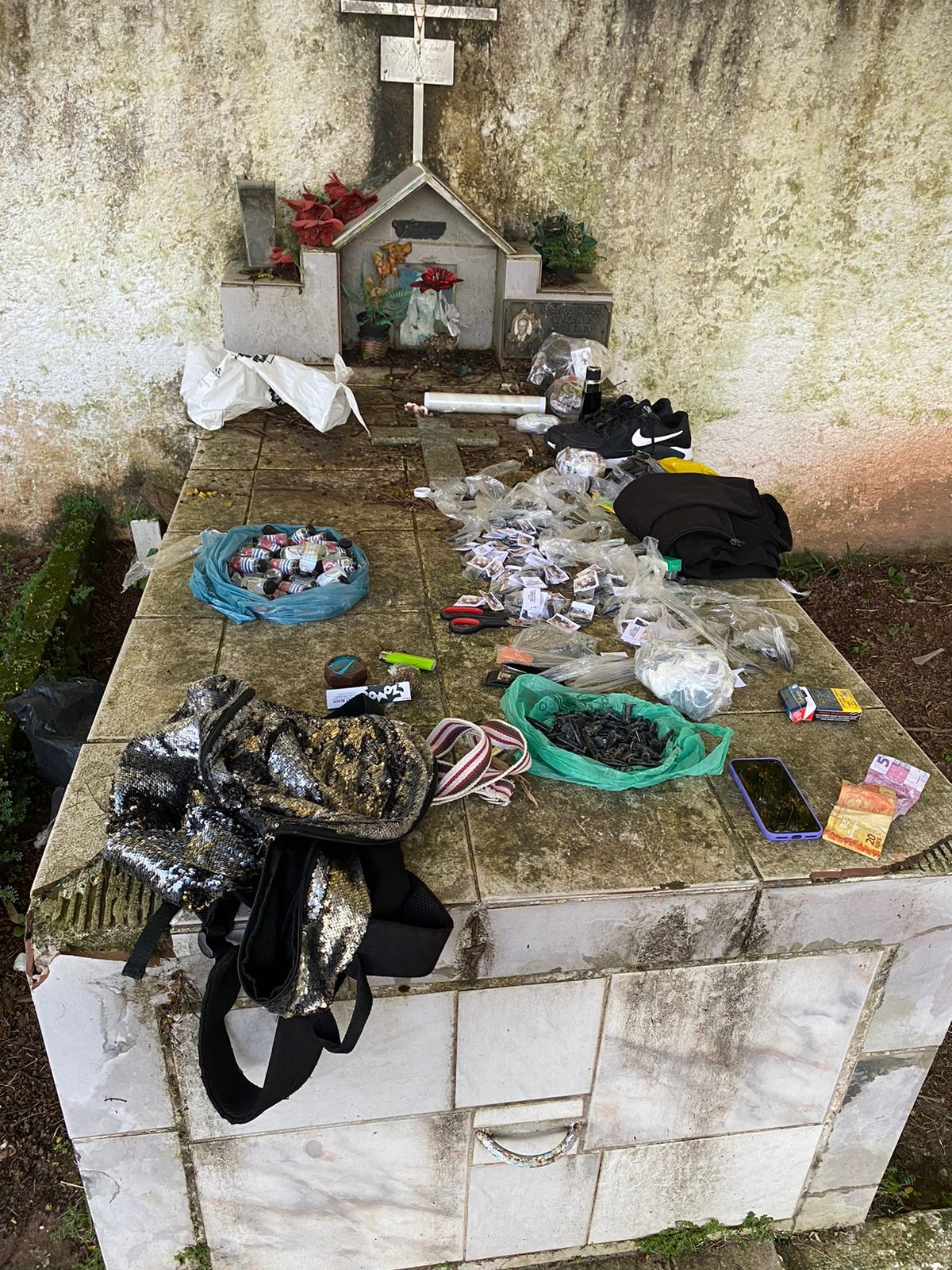 Traficantes usam cemitério para preparar drogas para venda em Resende