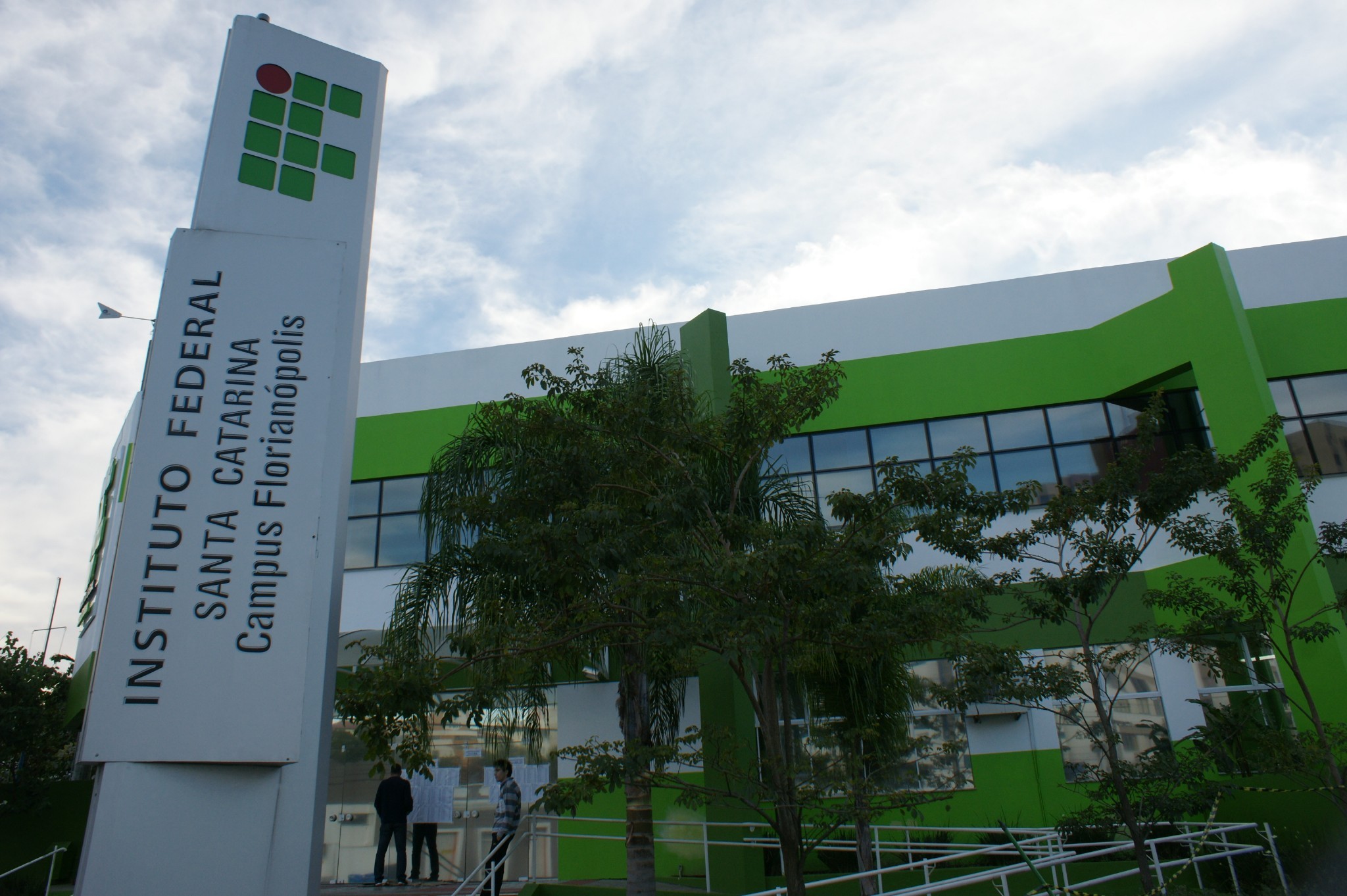 IFSC abre mais de 50 vagas para professores com salários de até R$ 8 mil; veja cidades
