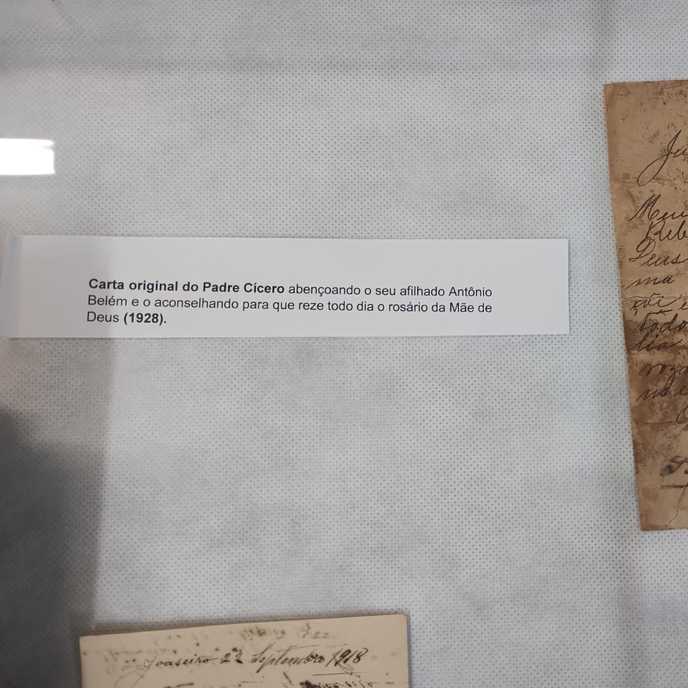 Carta de Padre Cícero a um afilhado. Documento histórico faz parte de projeto de transcrição das cartas do sacerdote. — Foto: Claudiana Mourato/SVM