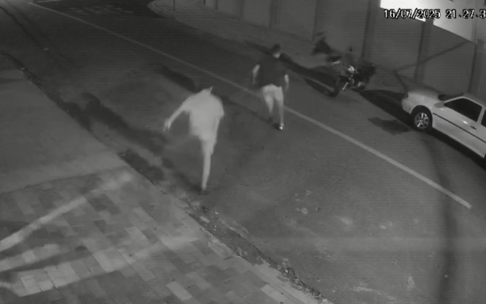 Ladrões tentam furtar moto, são flagrados por vítima e fogem deixando tudo para trás em Franca, SP; VÍDEO