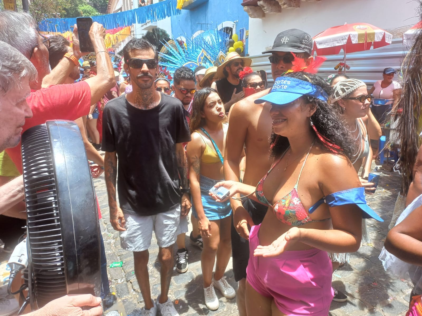 Morador coloca ventilador 'público' e vira atração no calor das ladeiras de Olinda 