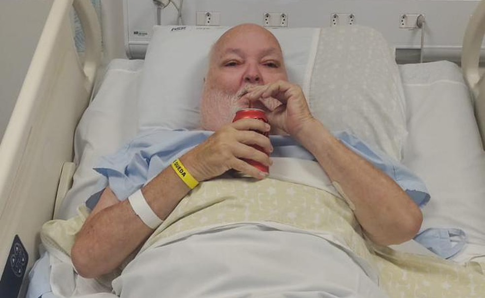 Roberto Pedreira tomando Coca-Cola no hospital — Foto: Arquivo Pessoal