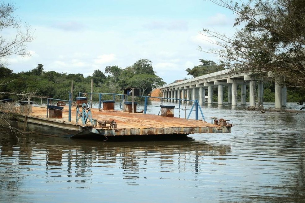 Moradores dependiam de balsa para atravessar o rio — Foto: Reprodução