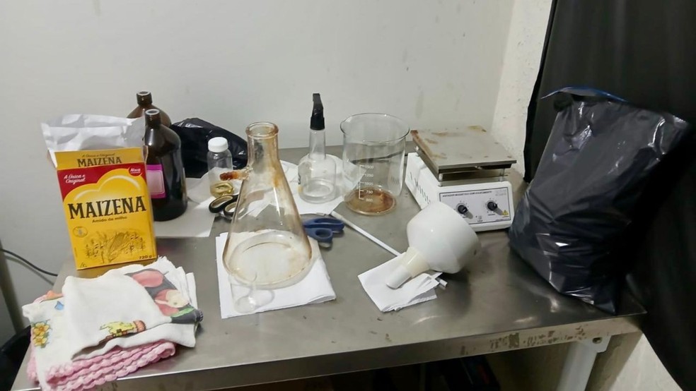'Bomba' batizada: polícia prende professor de luta que produzia anabolizante com amido em laboratório clandestino no Espírito Santo — Foto: Reprodução/ Polícia Civil
