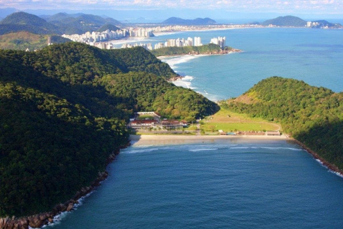 Praia exótica em Guarujá tem acesso restrito e abriga quartel que já foi casa de Lula e Bolsonaro; conheça
