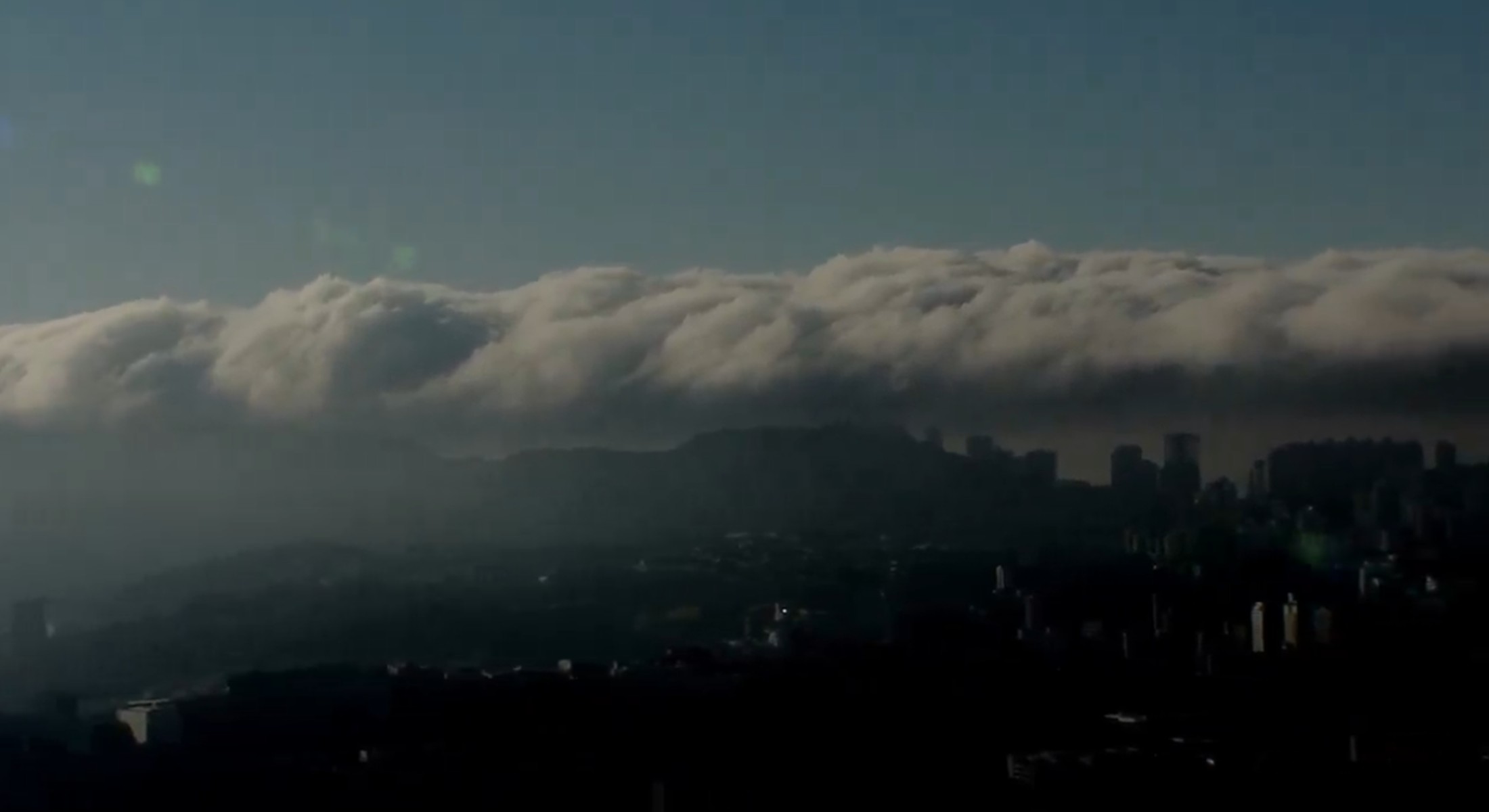 Vídeo mostra 'cobertor' de nuvens que se formou sobre a Serra do Curral, em BH