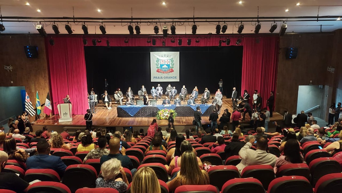 Prefeita e vereadores de Praia Grande, SP, tomam posse no Palácio das