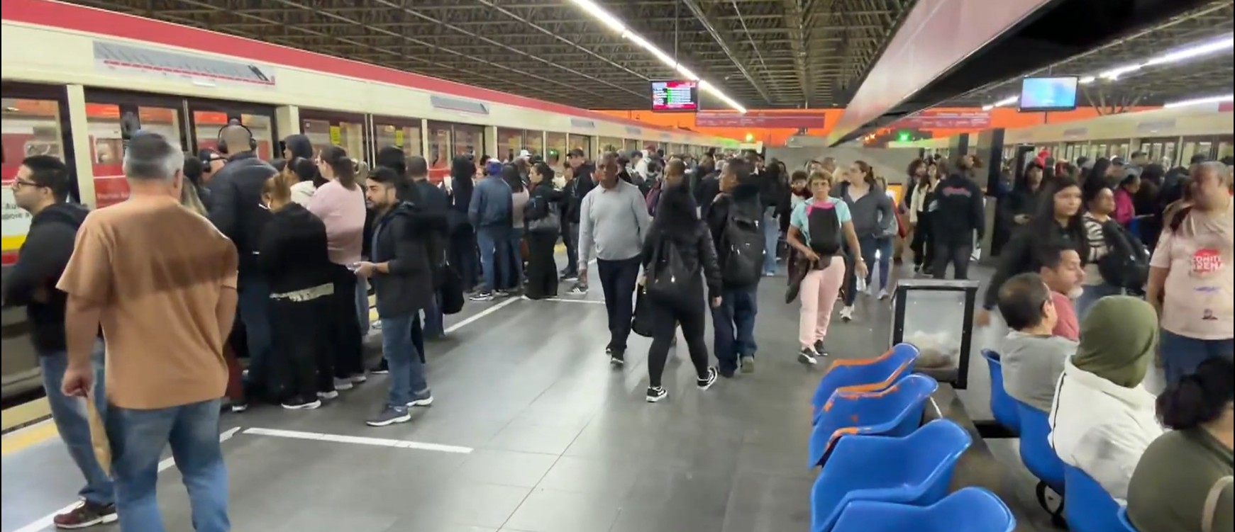 Falha na Linha 3-Vermelha do Metrô aumenta intervalos entre trens e deixa plataformas lotadas nesta quinta em SP