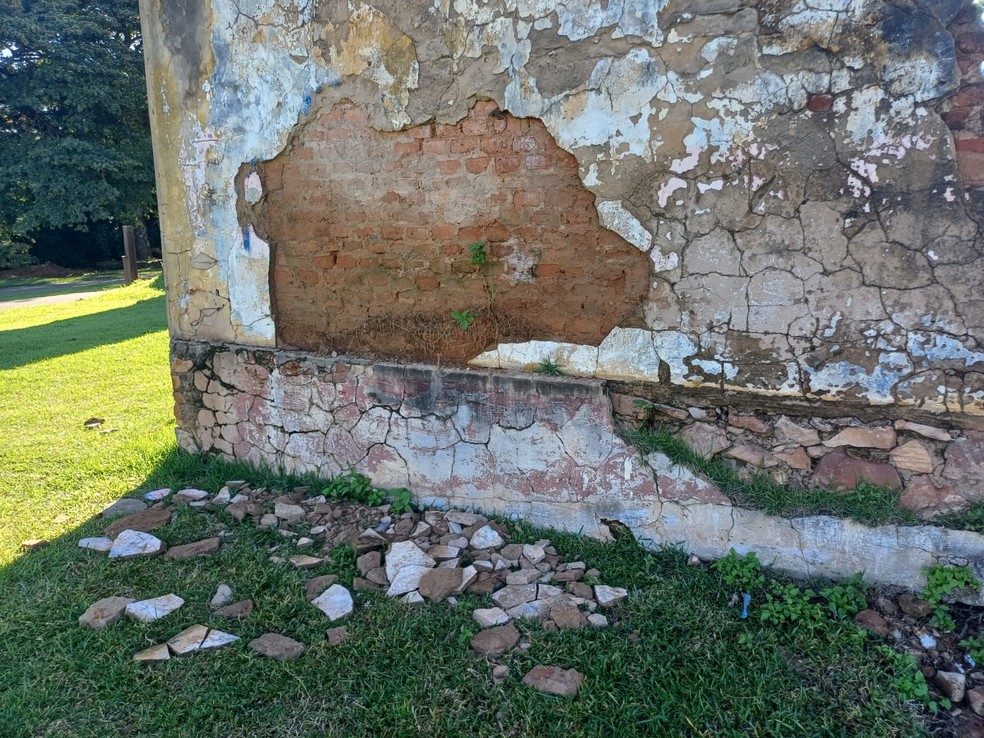 Participantes arrancaram reboco de ruínas históricas — Foto: Luiz Ernandes/Divulgação
