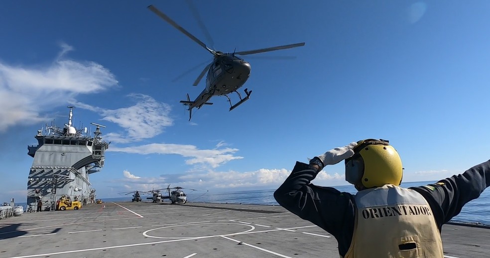 Helicópero decolando do Navio-Aeródromo Multipropósito (NAM) Atlântico — Foto: Marinha do Brasil