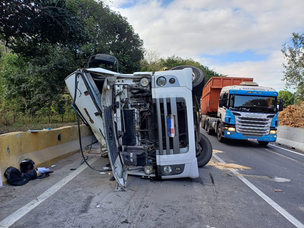 Carreta tomba na subida da Serra das Araras, em Piraí — Foto: Divulgação/PRF