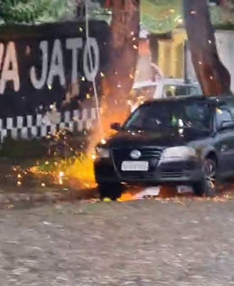 Fiação da rede elétrica se rompe e atinge carro em Divinópolis  — Foto: Redes sociais