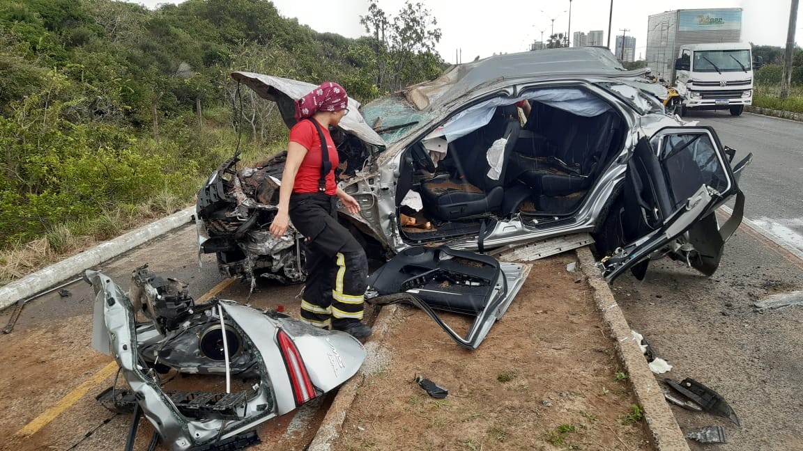 Motorista fica presa às ferragens de carro após derrubar árvore e postes e capotar na Rota do Sol