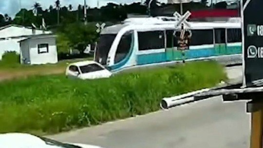 Acidente envolvendo carro e trem deixa mulher ferida - Foto: (Reprodução/TV Cabo Branco)