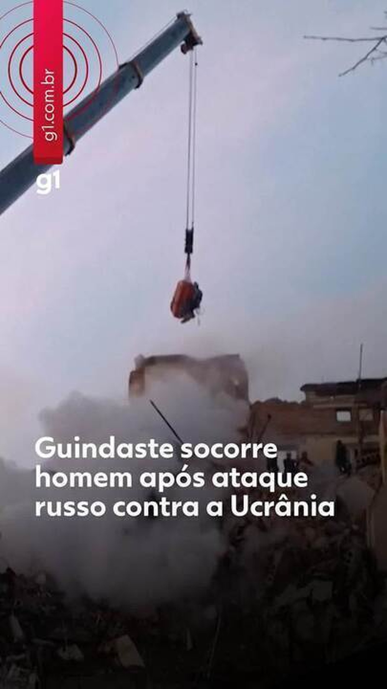 VÍDEO: Homem é resgatado com guindaste após ataque russo que deixou 25 mortos na Ucrânia