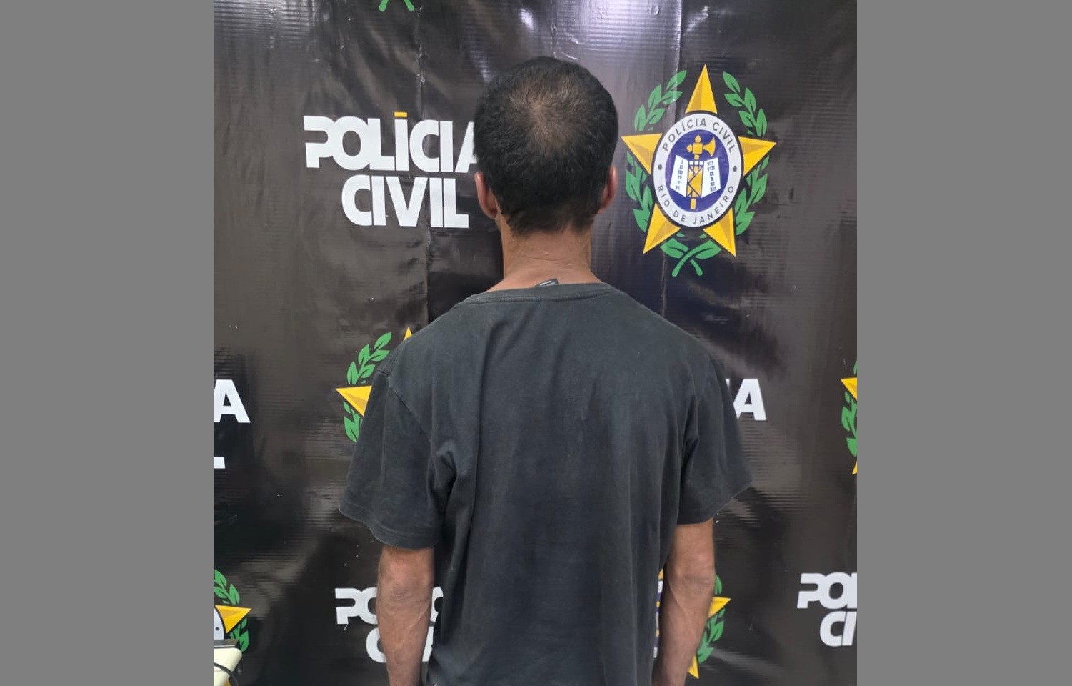 Após roubo, homem retorna ao local para intimidar vítimas e acaba preso em Cabo Frio