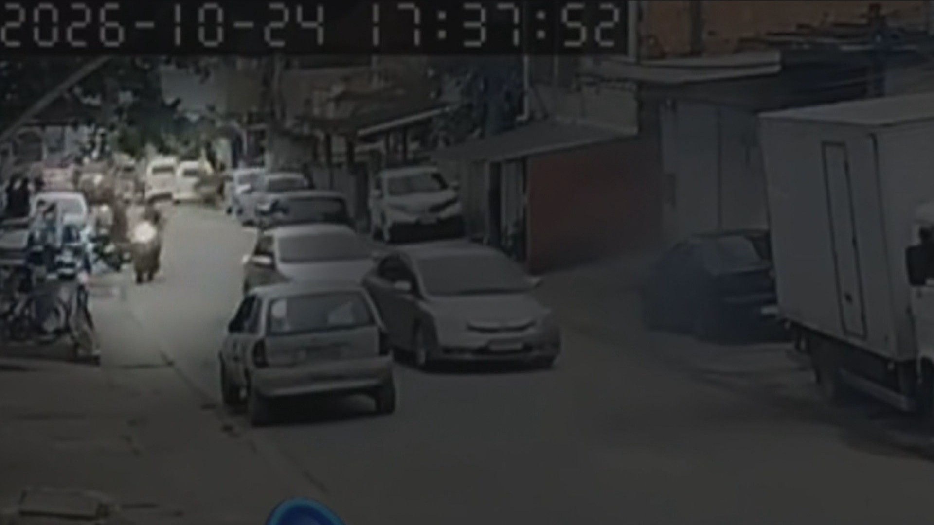 Irmãos são assassinados a tiros em barbearia de Belford Roxo; família aponta para 16 disparos feitos.