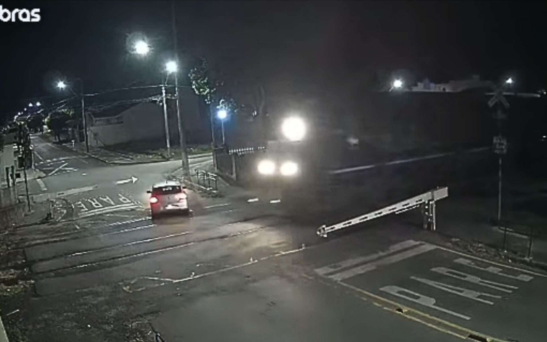Por um triz: câmera grava momento em que carro quase é atingido por locomotiva ao atravessar linha férrea 