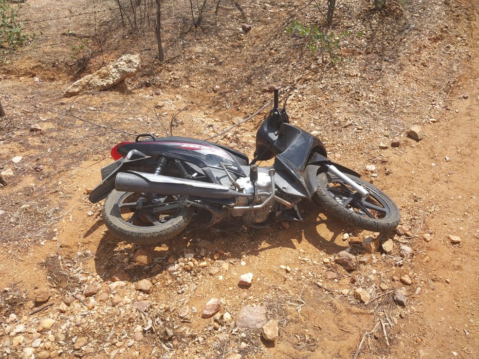 Moto encontrada junto a corpo na zona rural de Jardim do Seridó, no RN — Foto: Cedida