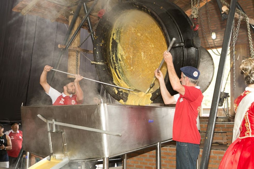 Tombo da Polenta é o momento mais esperado da festa  — Foto: Reprodução/TV Gazeta