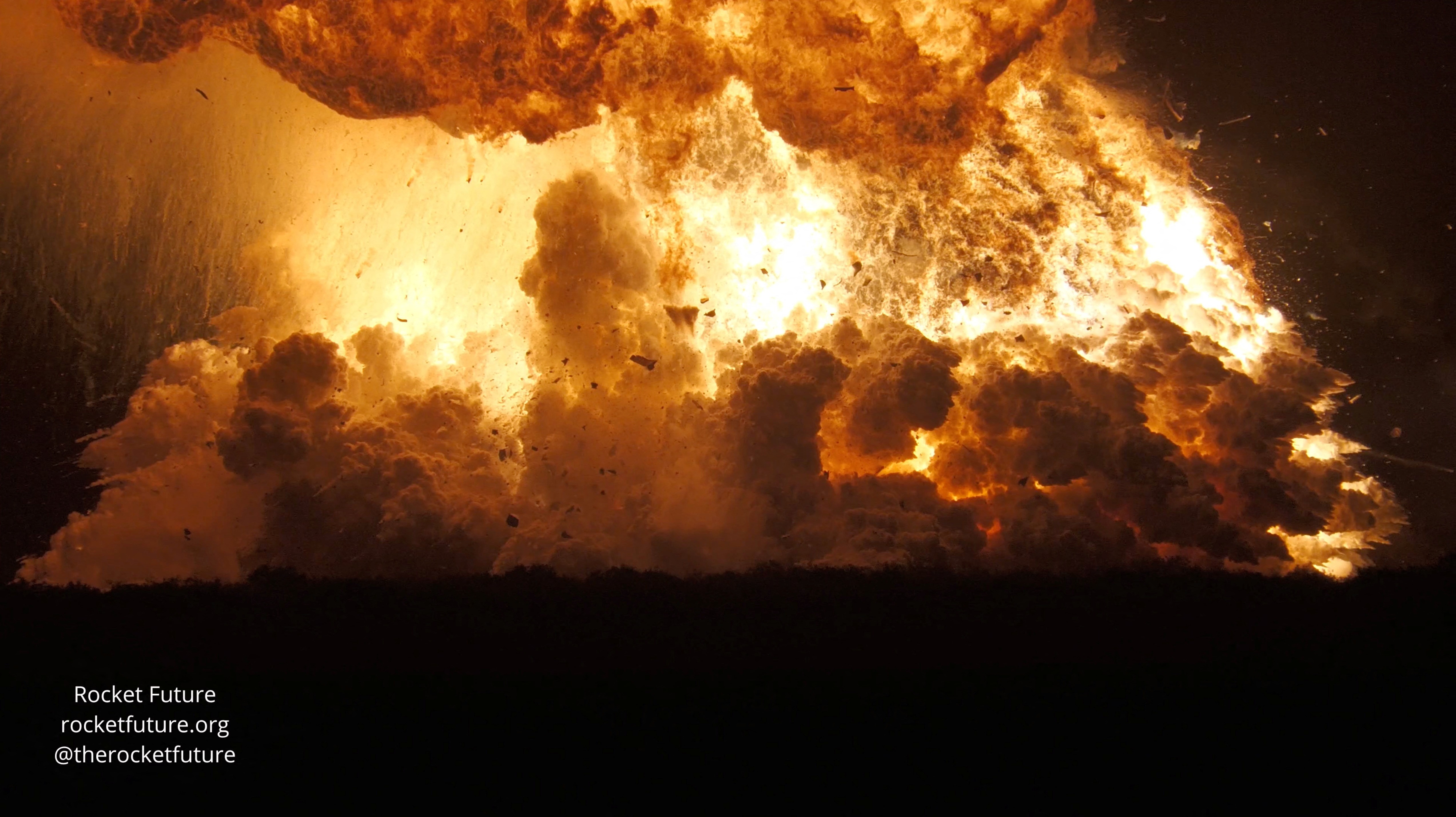 Foguete da SpaceX explode durante teste no Texas