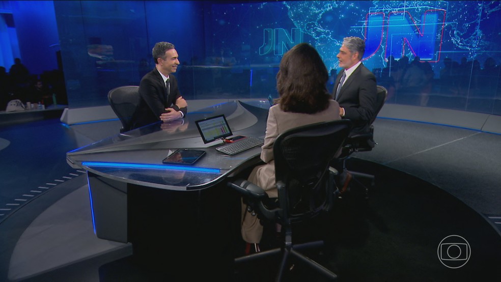 Csar Tralli, Willian Bonner e Renata Vasconcellos na bancada do Jornal Nacional  Foto: Jornal Nacional/ Reproduo