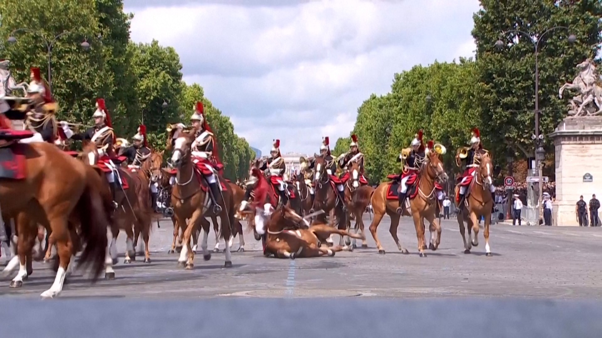 Tombo de cavalo e soldado sangrando roubam a cena em desfile no Dia da Bastilha na França; VÍDEO