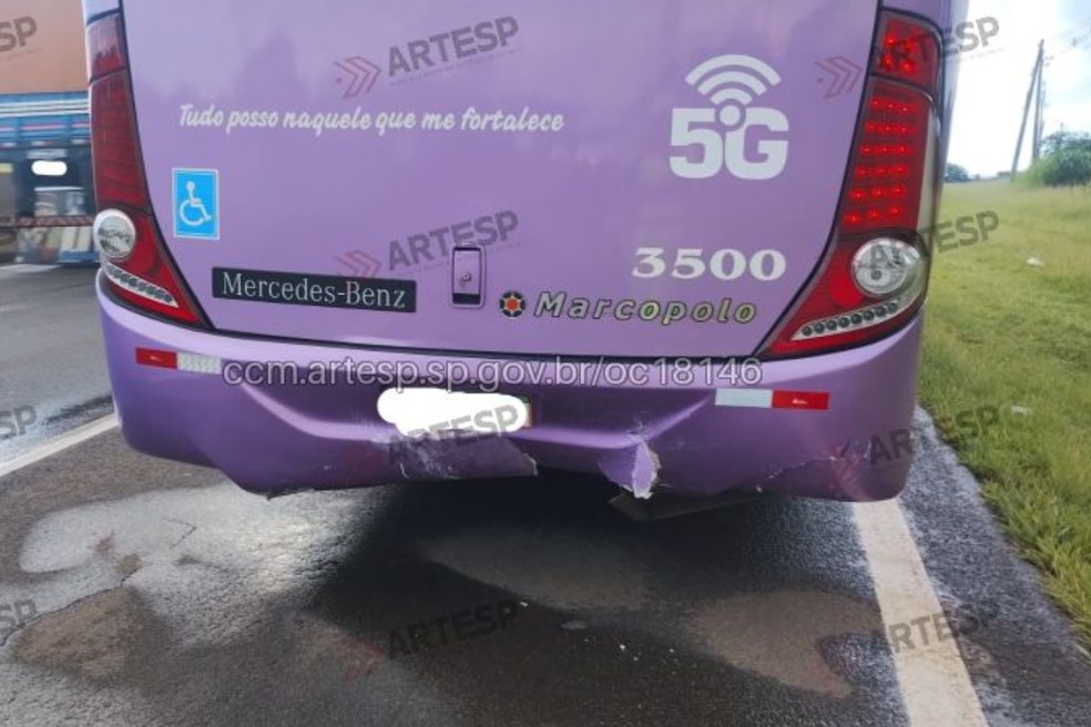 2 de 2
Ônibus que transportava time de vôlei foi atingido por um carro na SP-225 — Foto: Artesp/Reprodução