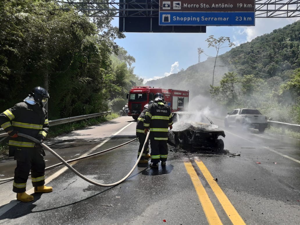 VÍDEO: Carro fica destruído após pegar fogo na rodovia Rio-Santos em Caraguatatuba, SP