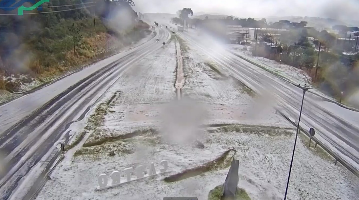 VÍDEO: chuva de granizo deixa cidade com cenário parecido com neve no Paraná