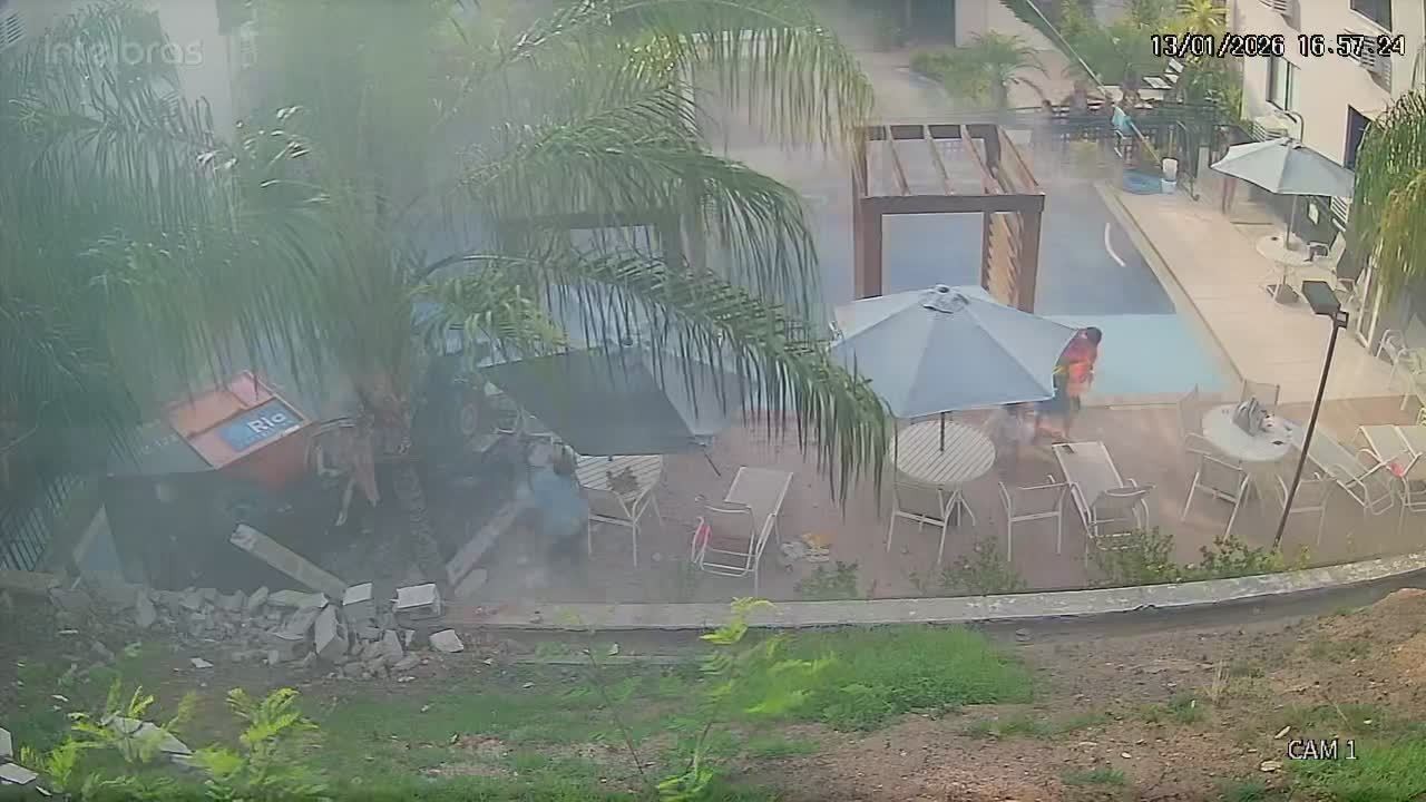 Trator da Comlurb perde controle e invade área de piscina de prédio no Andaraí; vídeo