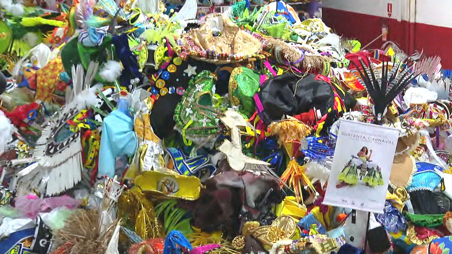 Sustenta Carnaval: programa recolhe em 5 dias 23 toneladas de fantasias descartadas na Sapucaí e revende peças para o mundo todo