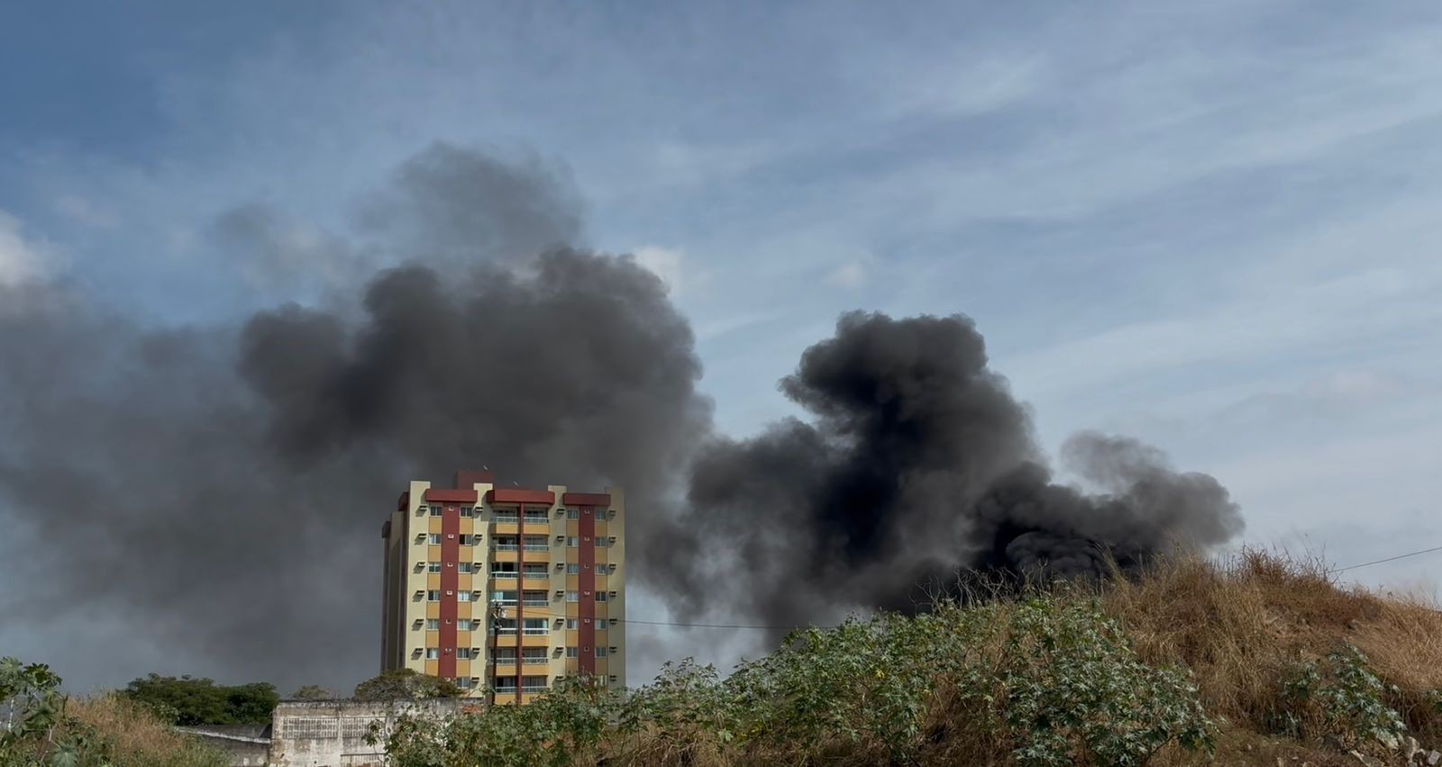 Incêndio em área da linha férrea assusta moradores em Campos