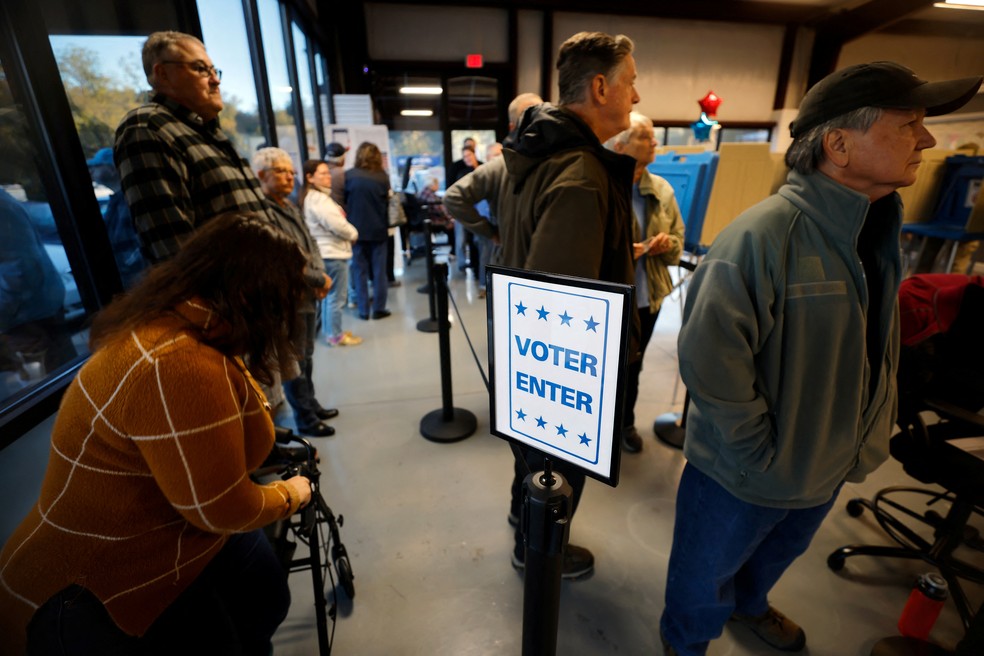 Eleitores aguardam para votar em eleição presidencial dos EUA antecipada na Carolina do Norte em 17 de outubro — Foto: Reuters/Jonathan Drake