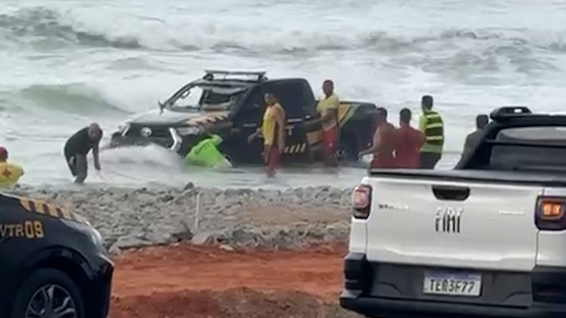 VÍDEO: Viatura da SMTT atola na praia e é alcançada pelo mar, em São Luís