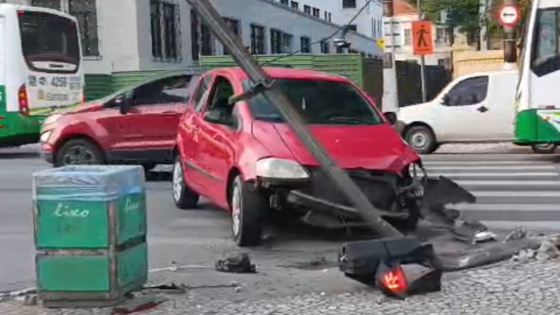 Motorista dorme no volante e bate em poste no Centro de Santos, SP