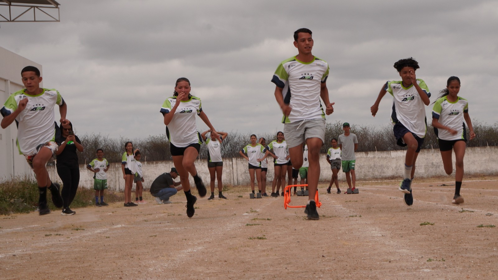 Seiva do Vale leva aulas de atletismo para 400 crianças e adolescentes