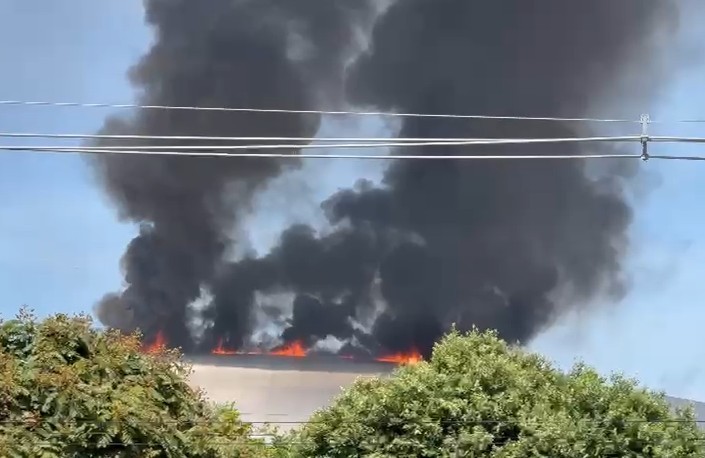 Incêndio volta a atingir cobertura do Velódromo horas após bombeiros controlarem o fogo