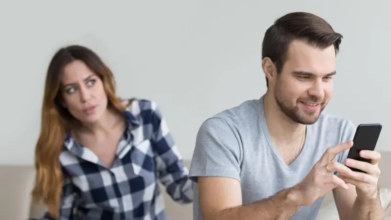 Como uso do celular pode arruinar seu relacionamento