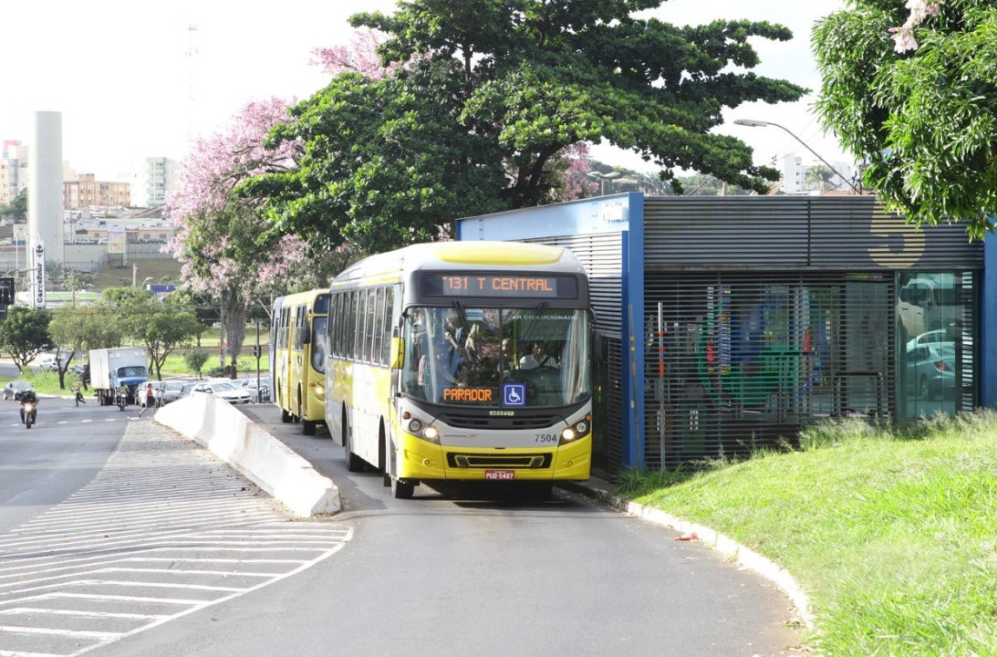 Mulher rouba celular em ônibus e é presa ao tentar trocar aparelho por crack no Centro de Uberlândia