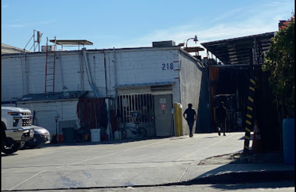 Prédio onde funcionava o 'The Exclusive Poultry' em Los Angeles — Foto: Reprodução/Google Maps