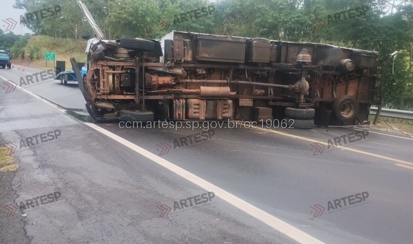 Roda se desprende de caminhão em movimento, veículo tomba e interdita rodovia em Osvaldo Cruz