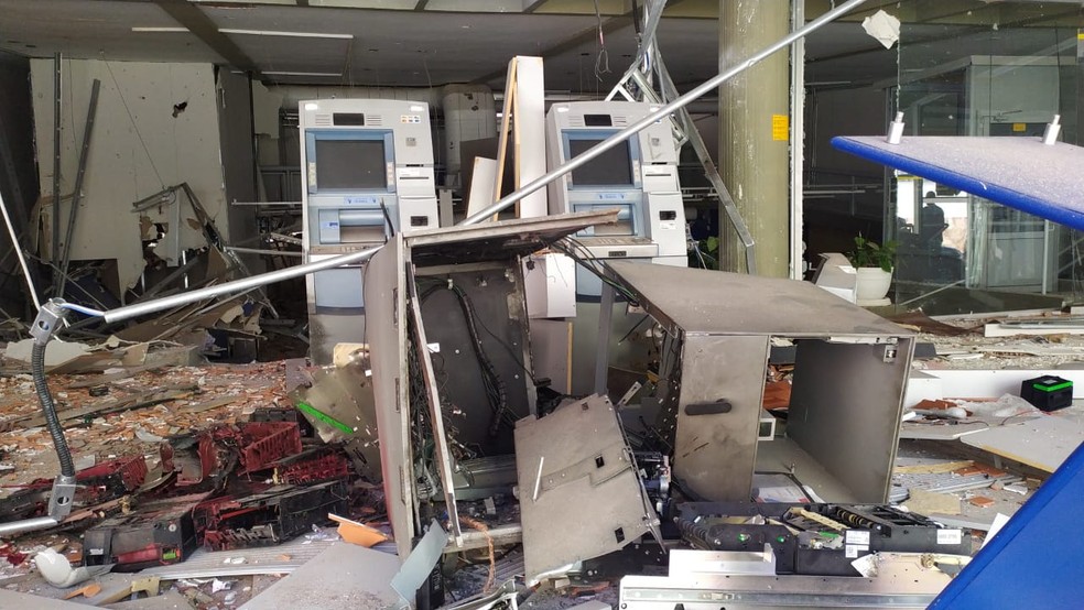 Criminosos explodem duas agências bancárias em Paraibuna, no interior de São Paulo — Foto: Peterson Grecco/TV Vanguarda